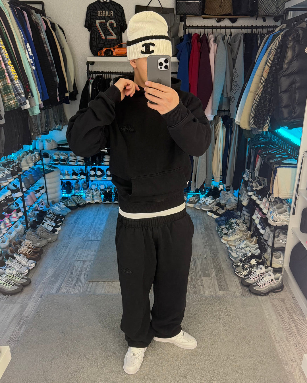 Sort unisex hoodie med hætte, lange ærmer og kængurulomme