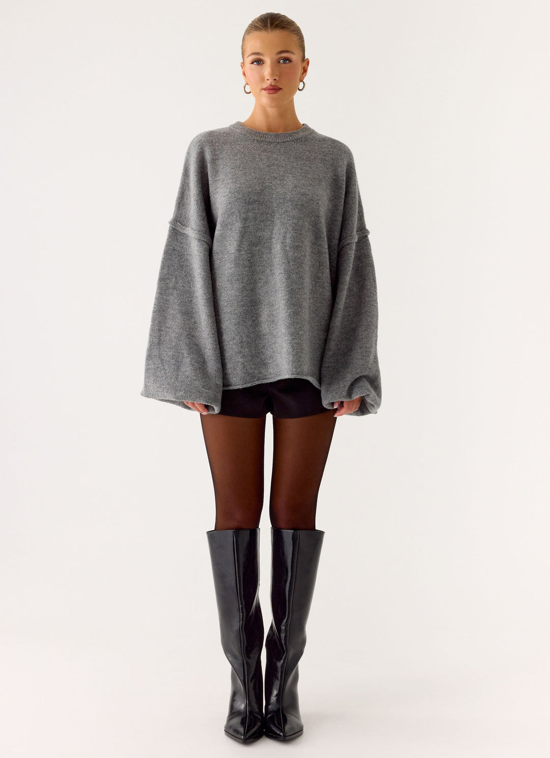 Grå oversized dame striktrøje med rund hals og vide lange ærmer
