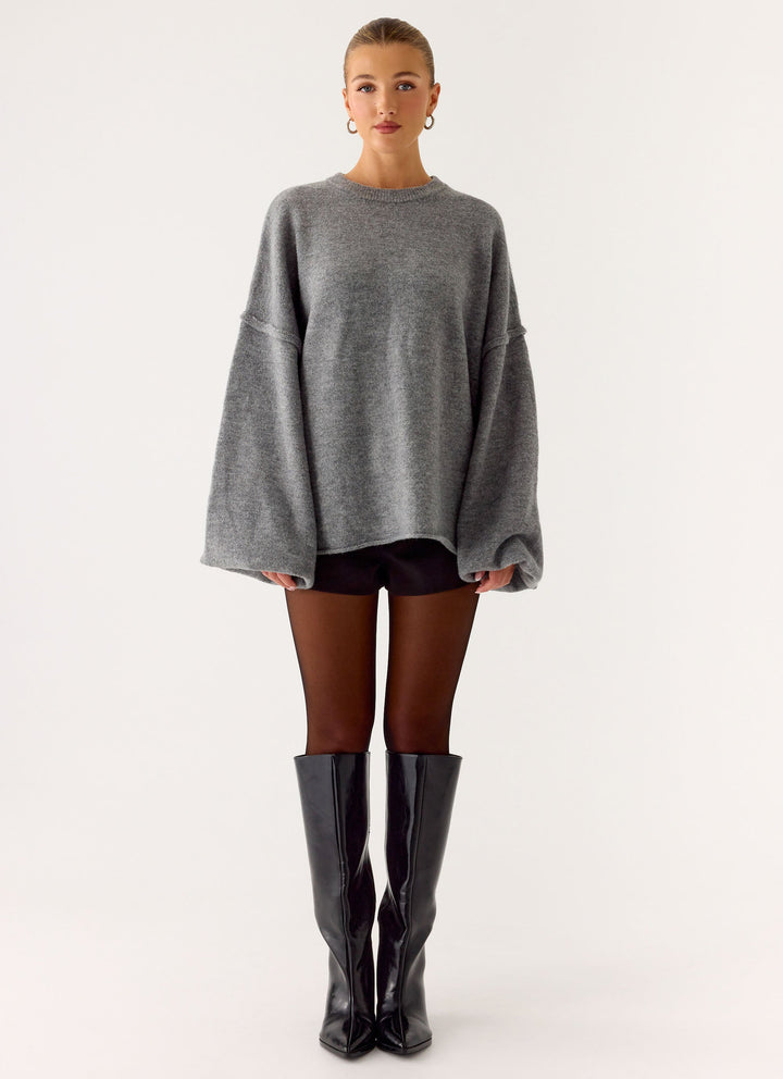 Grå oversized dame striktrøje med rund hals og vide lange ærmer