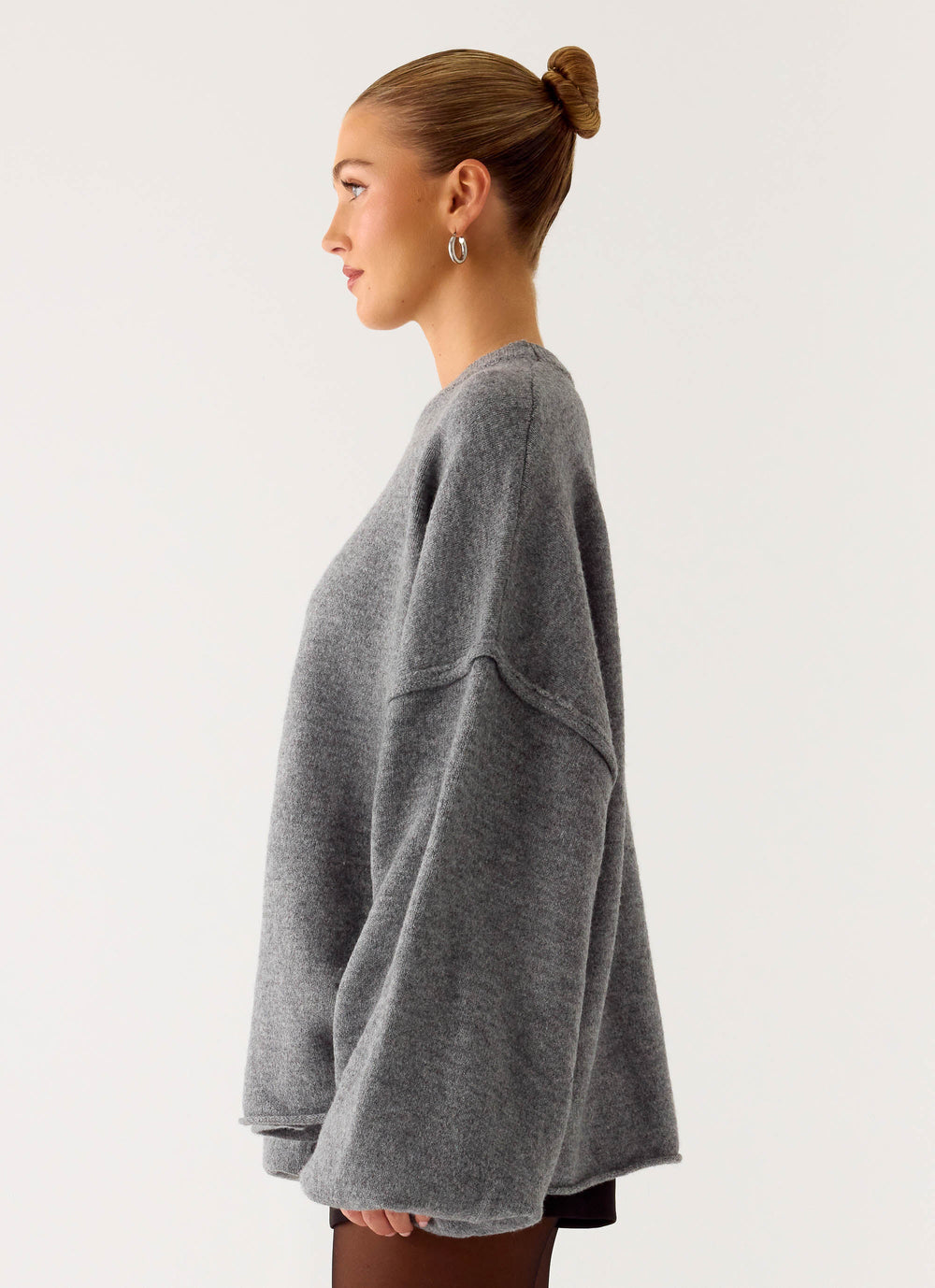 Grå oversized dame striktrøje med rund hals og vide lange ærmer