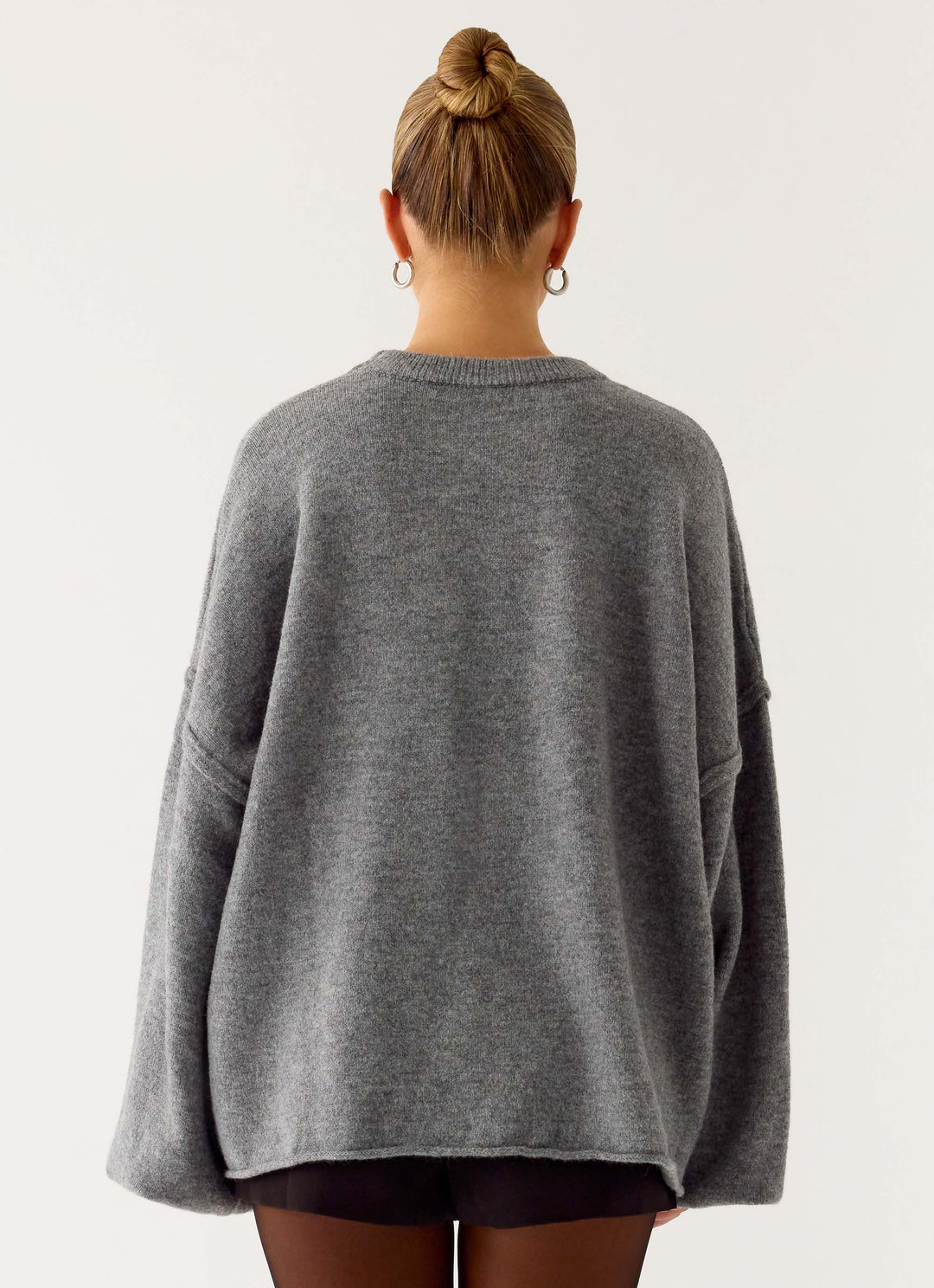 Grå oversized dame striktrøje med rund hals og vide lange ærmer