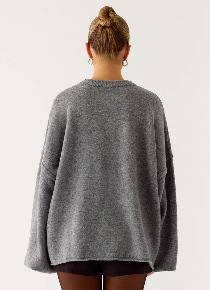 Grå oversized dame striktrøje med rund hals og vide lange ærmer