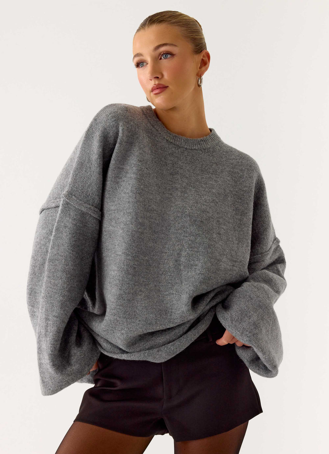 Grå oversized dame striktrøje med rund hals og vide lange ærmer