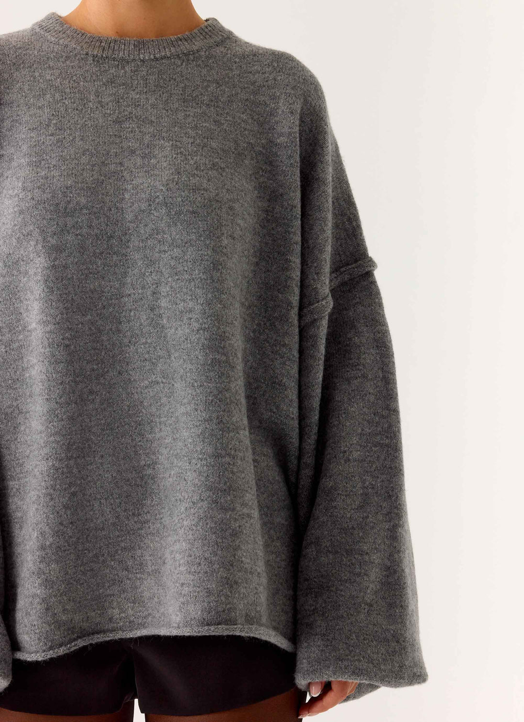 Grå oversized dame striktrøje med rund hals og vide lange ærmer