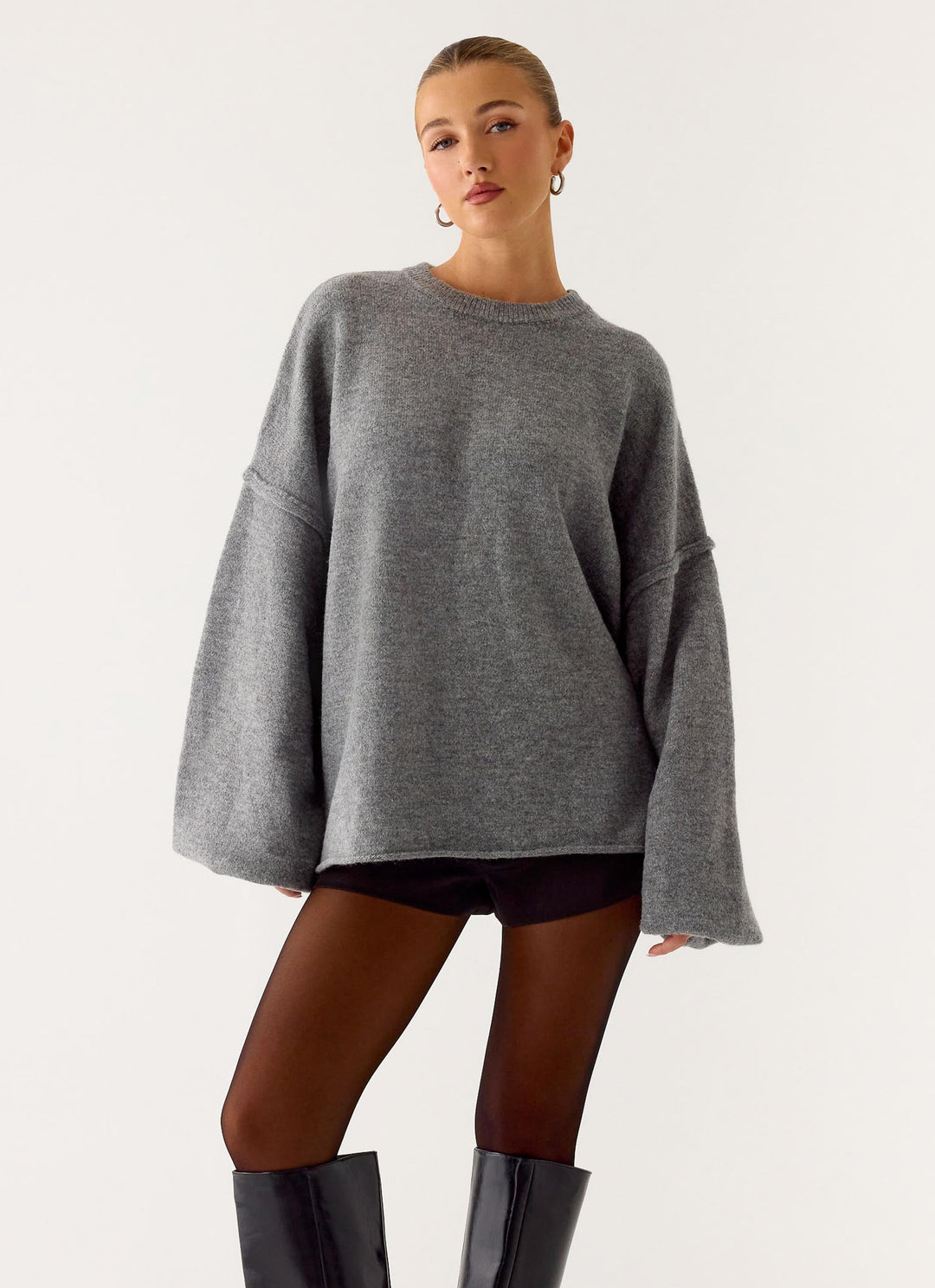 Grå oversized dame striktrøje med rund hals og vide lange ærmer