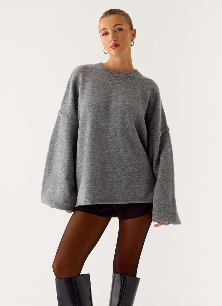 Grå oversized dame striktrøje med rund hals og vide lange ærmer