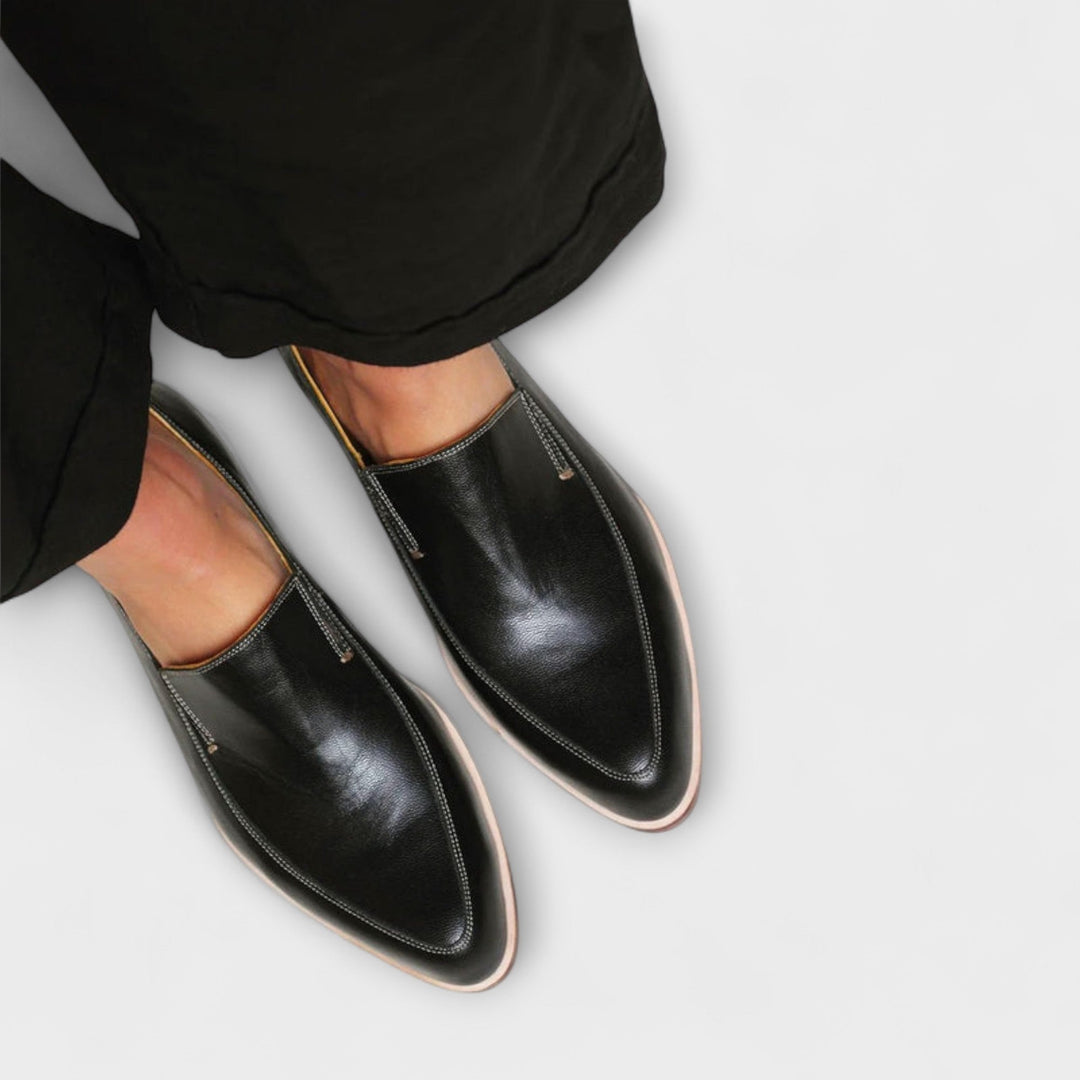 Sorte dame loafers med spids tå, flad hæl og stikninger