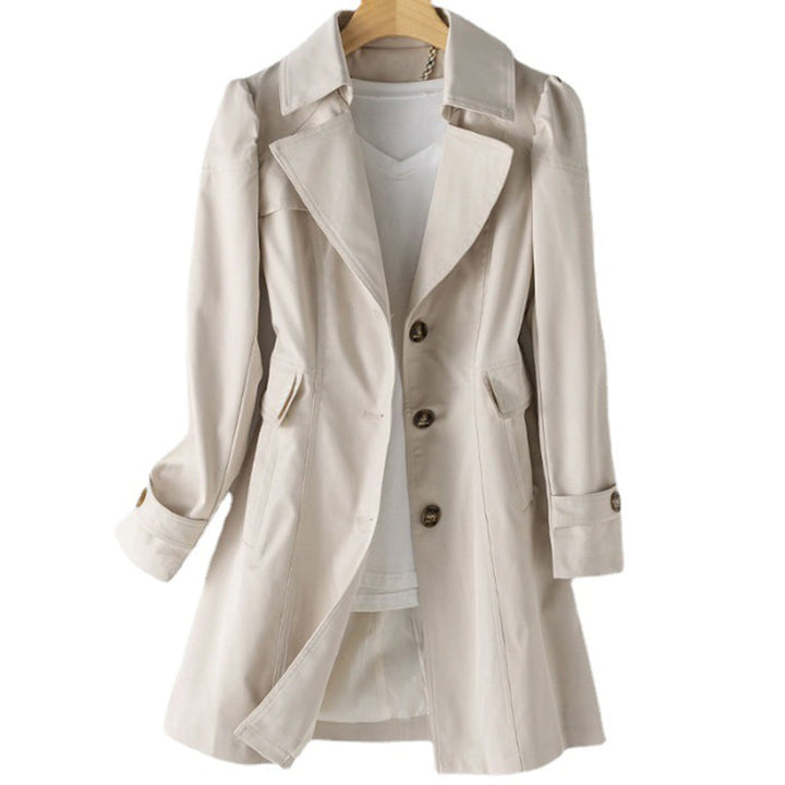 Figursyet dame-trenchcoat med klassisk krave, lange ærmer, knapper og skrå lommer