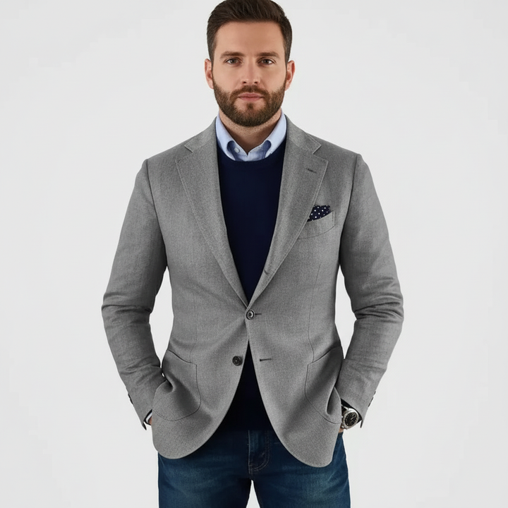 Herreblazer med hakrevers, knapper, brystlomme og sidelommer