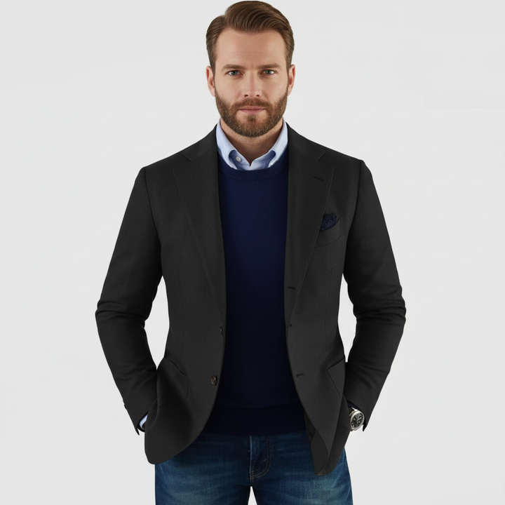 Herreblazer med hakrevers, knapper, brystlomme og sidelommer