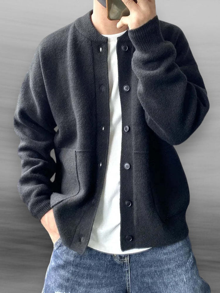 Herrecardigan med rund hals, knapper, lange ærmer og forlommer