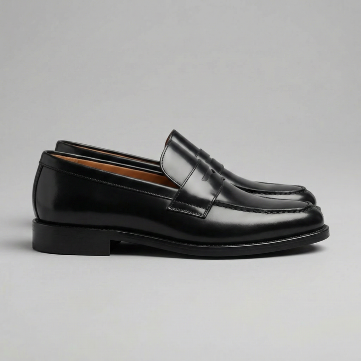 Sorte penny loafers til herre med rem og lav hæl
