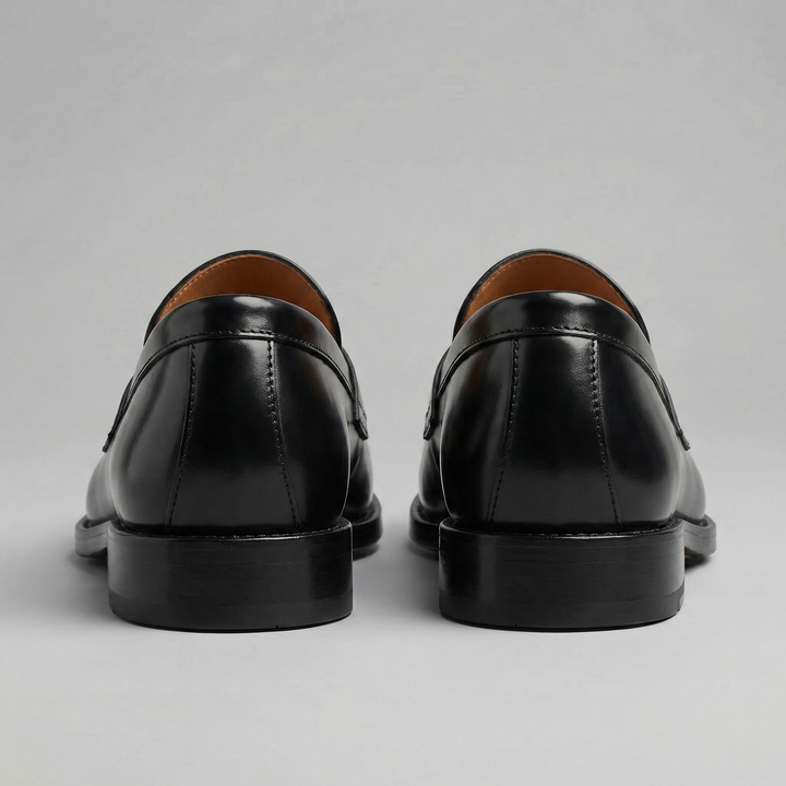 Sorte penny loafers til herre med rem og lav hæl