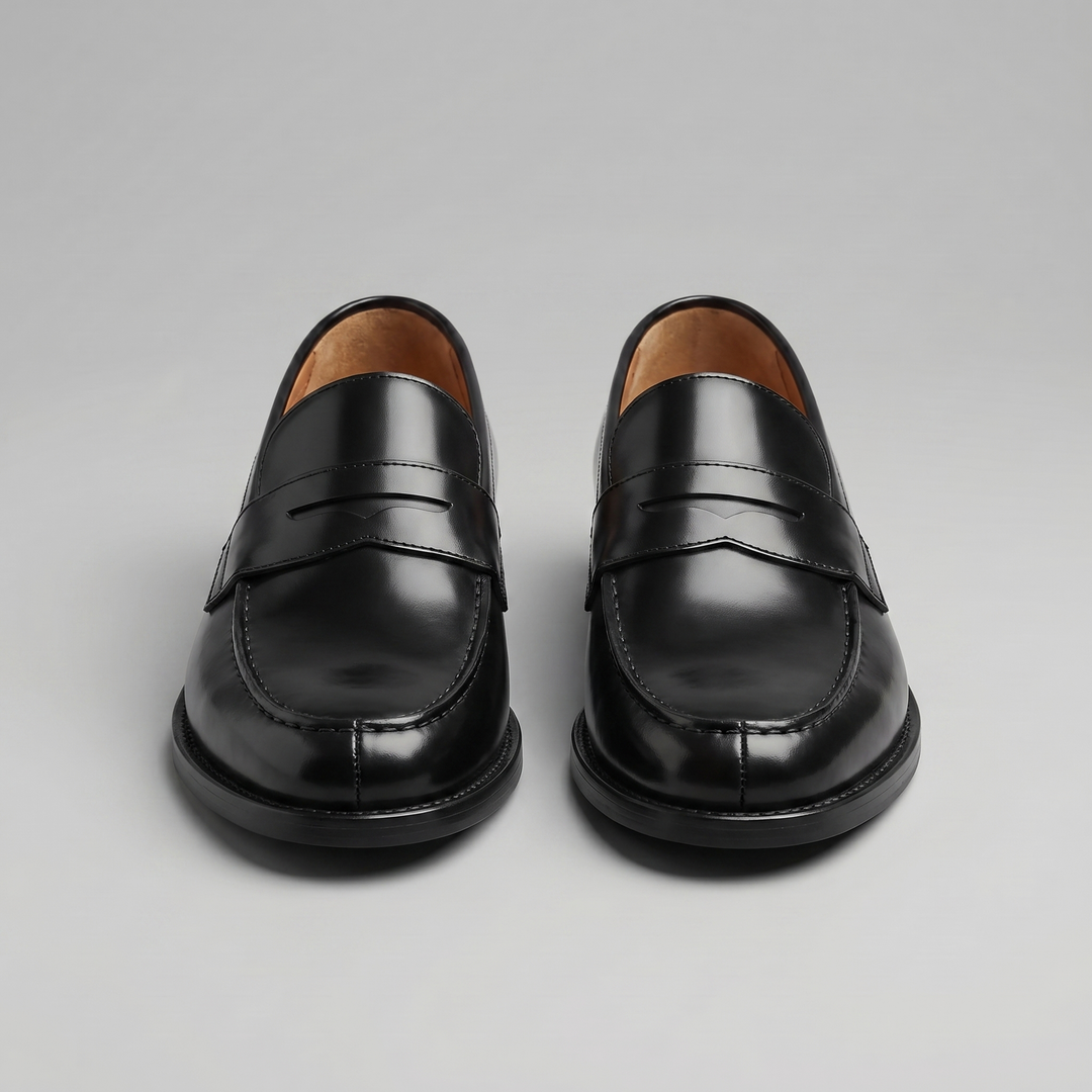 Sorte penny loafers til herre med rem og lav hæl