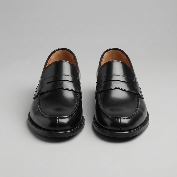 Sorte penny loafers til herre med rem og lav hæl