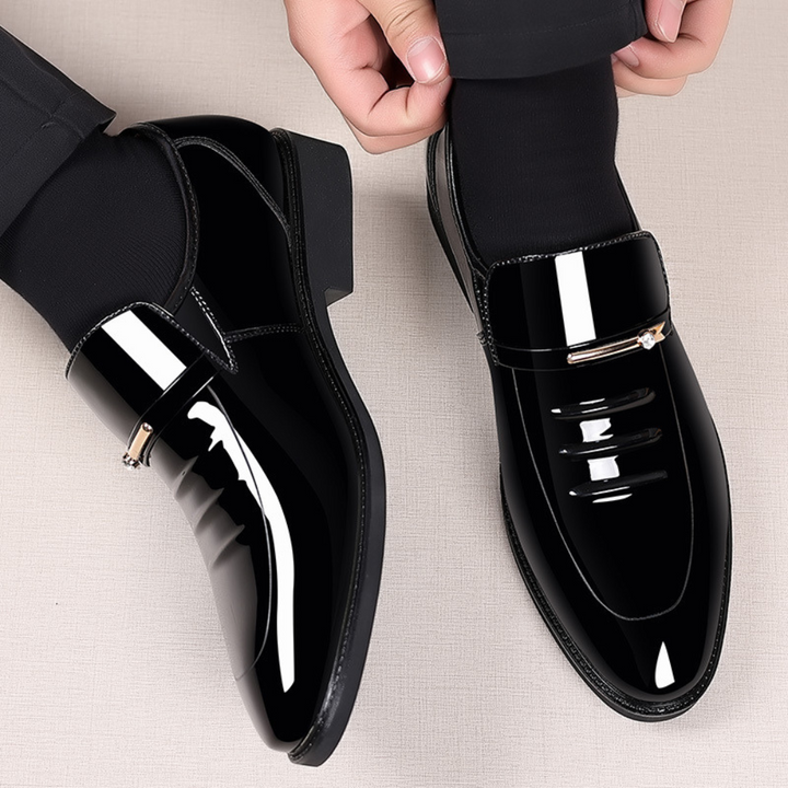 Herre loafers med blank overflade, spænde detalje og lav hæl