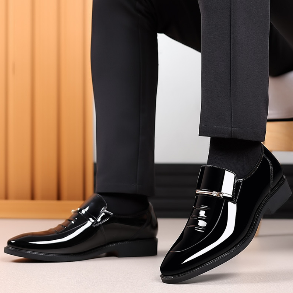 Herre loafers med blank overflade, spænde detalje og lav hæl