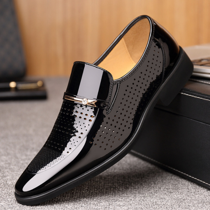Herre loafers med blank overflade, spænde detalje og lav hæl