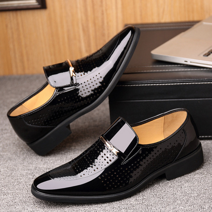Herre loafers med blank overflade, spænde detalje og lav hæl