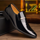 Herre loafers med blank overflade, spænde detalje og lav hæl