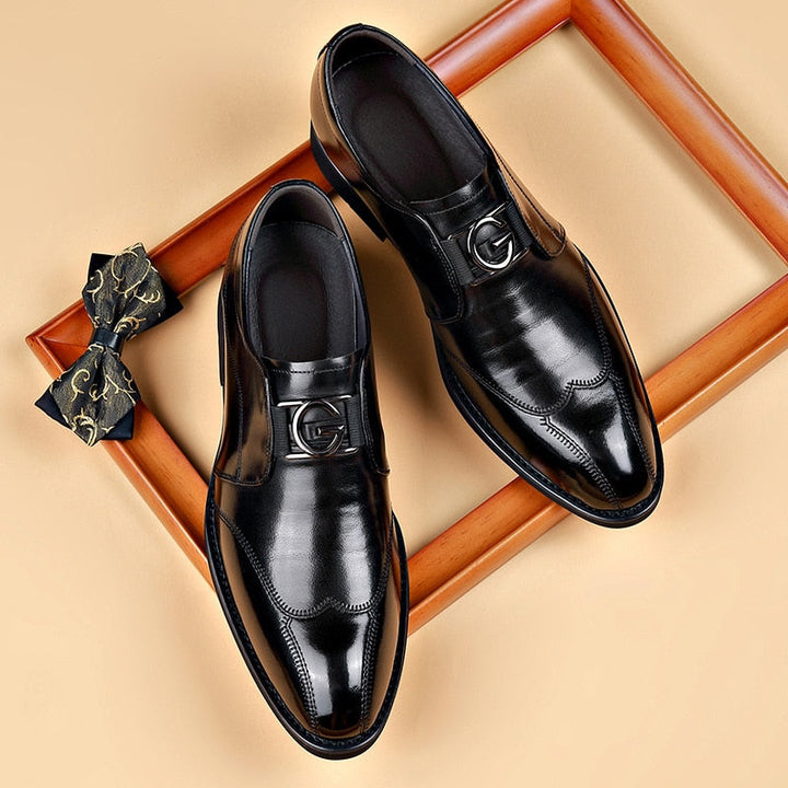 Herreloafers med blank finish og dekorativt metalbeslag