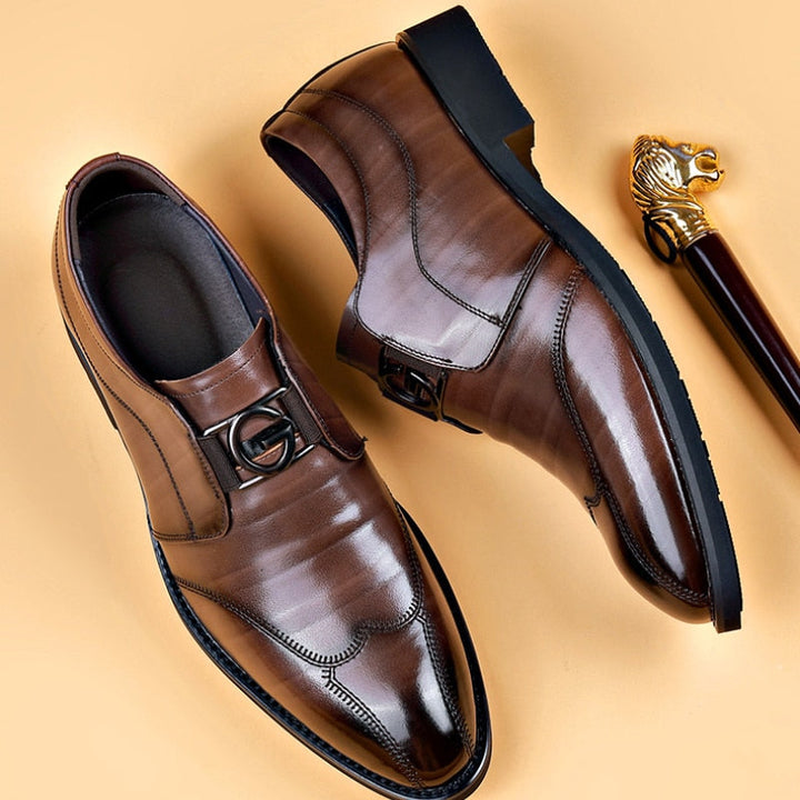 Herreloafers med blank finish og dekorativt metalbeslag