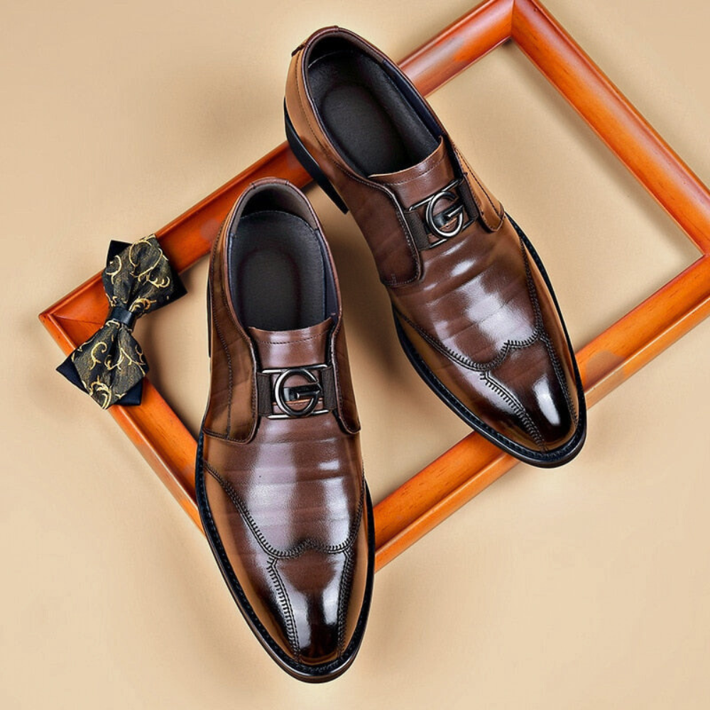 Herreloafers med blank finish og dekorativt metalbeslag