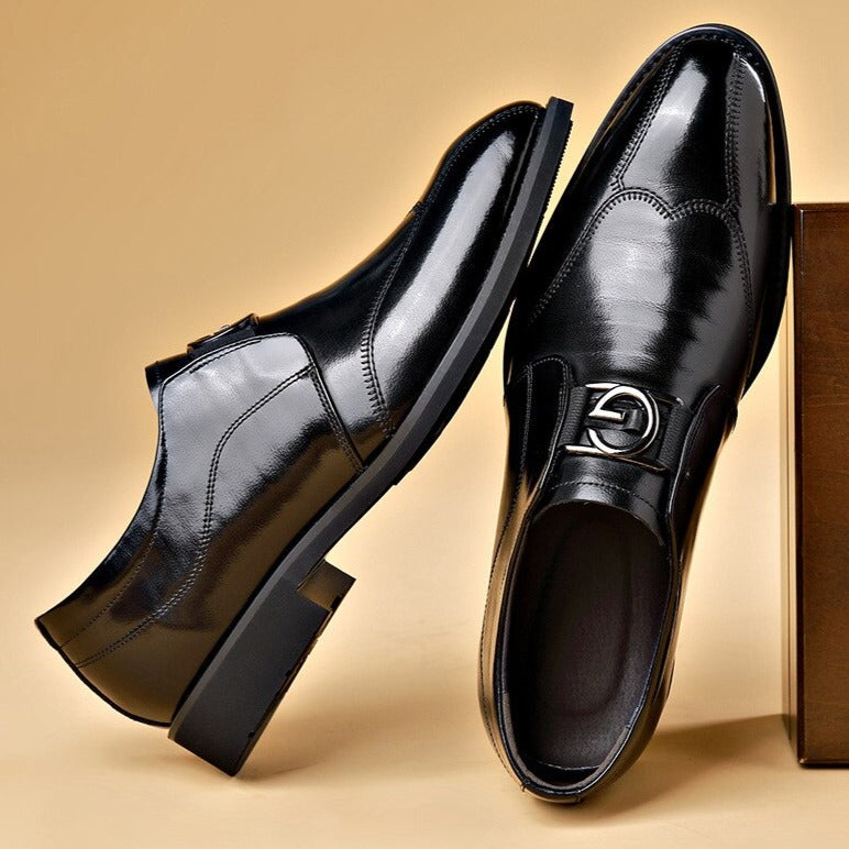 Herreloafers med blank finish og dekorativt metalbeslag
