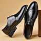 Herreloafers med blank finish og dekorativt metalbeslag
