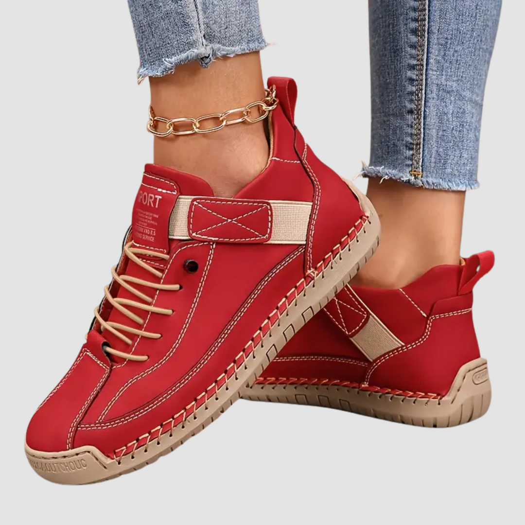 Damesneakers med snørebånd, ankelhøjt skaft og flad sål