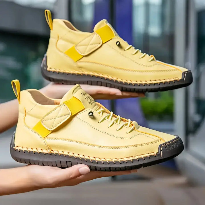 Damesneakers med snørebånd, ankelhøjt skaft og flad sål