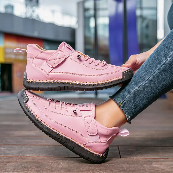 Damesneakers med snørebånd, ankelhøjt skaft og flad sål