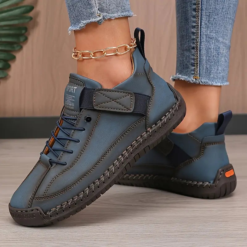 Damesneakers med snørebånd, ankelhøjt skaft og flad sål