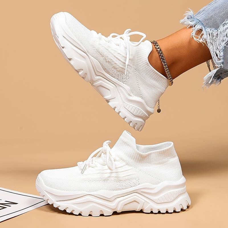 Damesneakers med snørebånd, rund tå og kraftig rillet sål