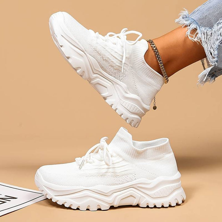 Damesneakers med snørebånd, rund tå og kraftig rillet sål