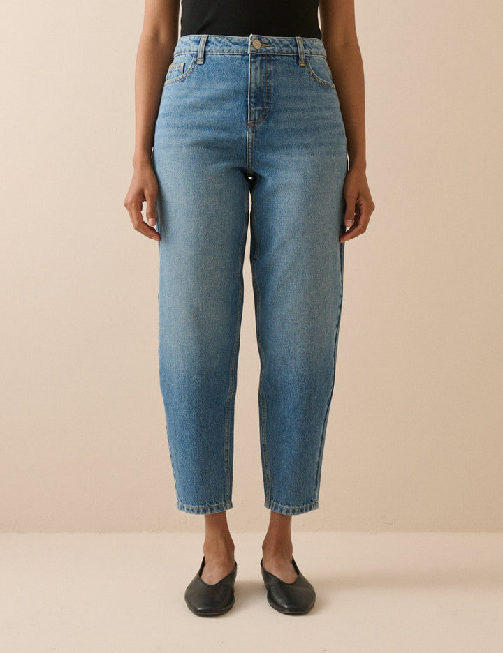 Blå damejeans med høj talje, barrel pasform og ankelkorte ben