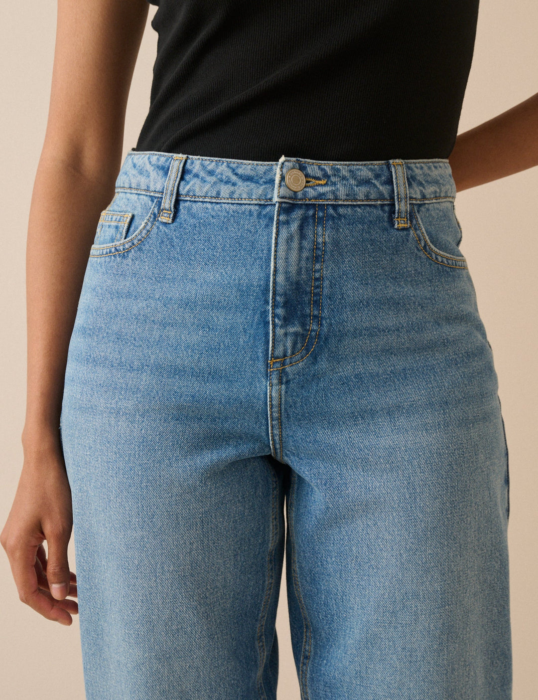 Blå damejeans med høj talje, barrel pasform og ankelkorte ben
