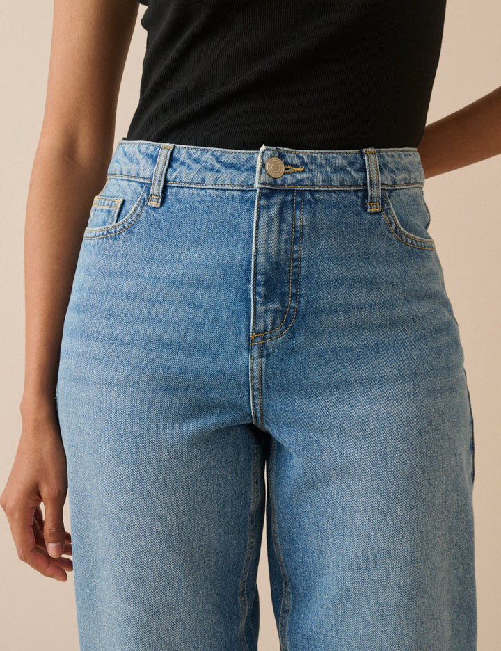 Blå damejeans med høj talje, barrel pasform og ankelkorte ben