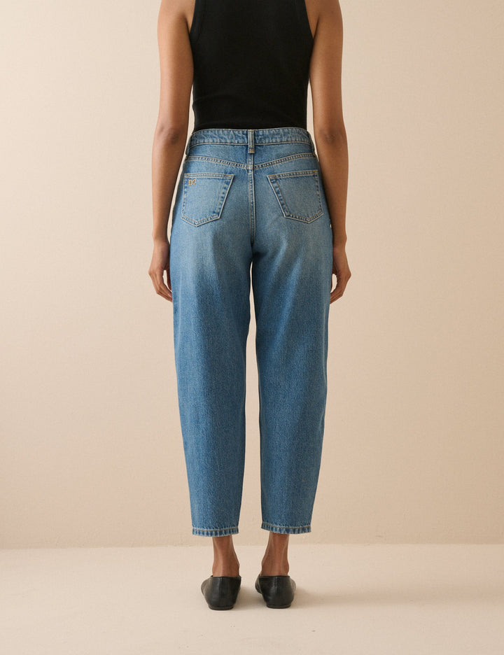Blå damejeans med høj talje, barrel pasform og ankelkorte ben