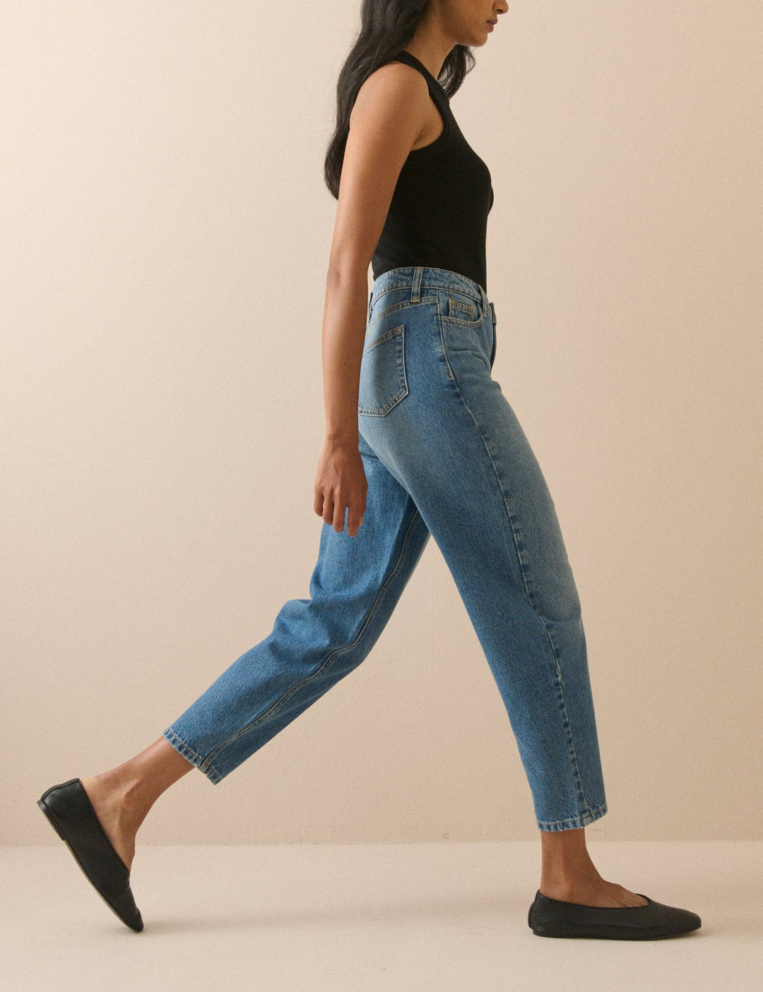Blå damejeans med høj talje, barrel pasform og ankelkorte ben