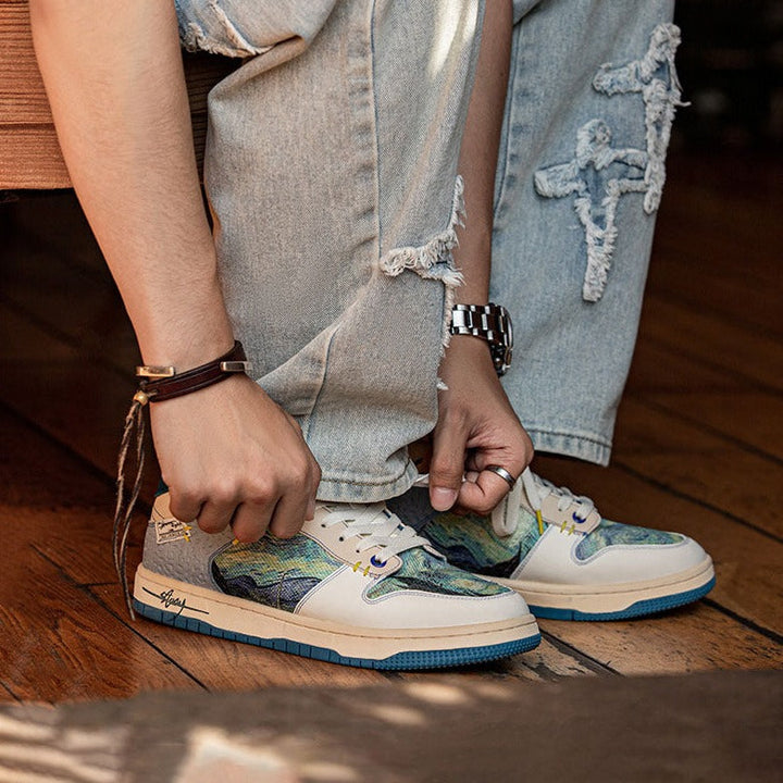Sneakers med kunstprint, lyse felter, blå sål og snørebånd