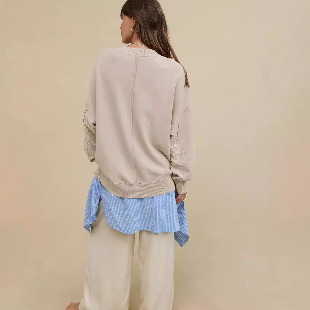 Dame iført ensfarvet sweatshirt med rund hals og lange ærmer