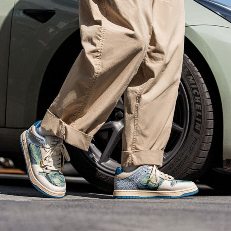 Sneakers med kunstprint, lyse felter, blå sål og snørebånd