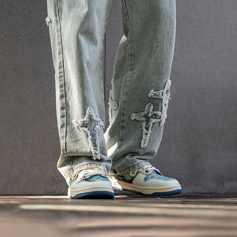 Sneakers med kunstprint, lyse felter, blå sål og snørebånd