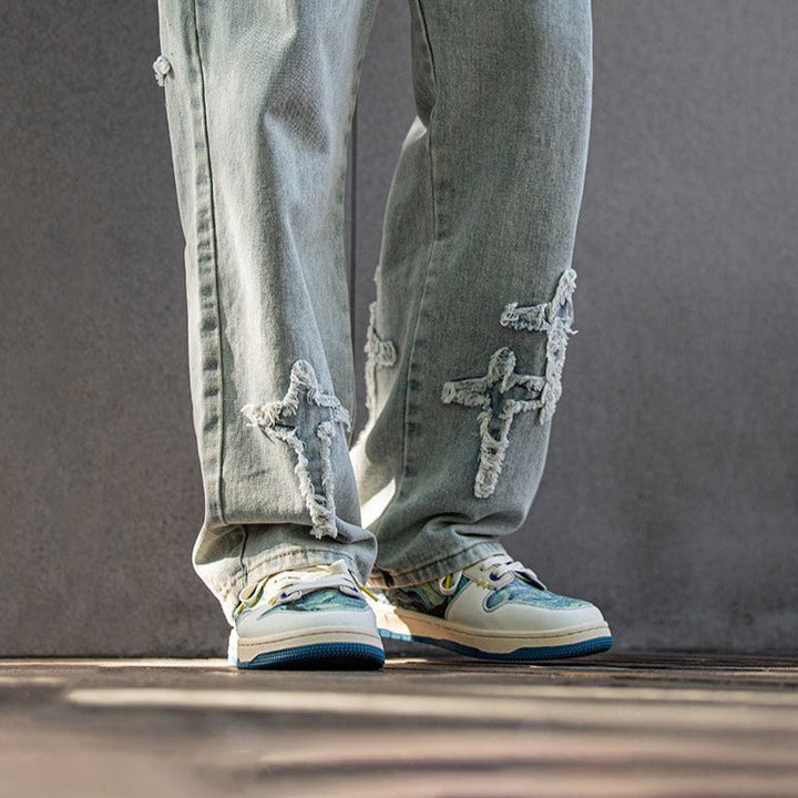 Sneakers med kunstprint, lyse felter, blå sål og snørebånd