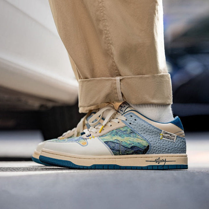 Sneakers med kunstprint, lyse felter, blå sål og snørebånd