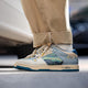 Sneakers med kunstprint, lyse felter, blå sål og snørebånd