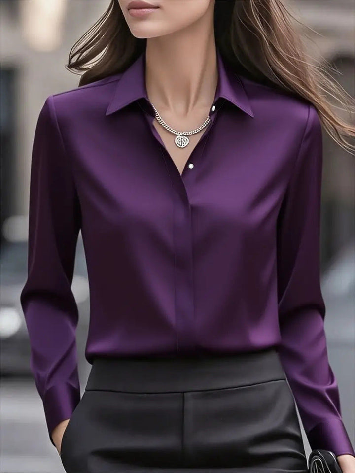 Damebluse med klassisk krave, skjult knaplukning og lange ærmer