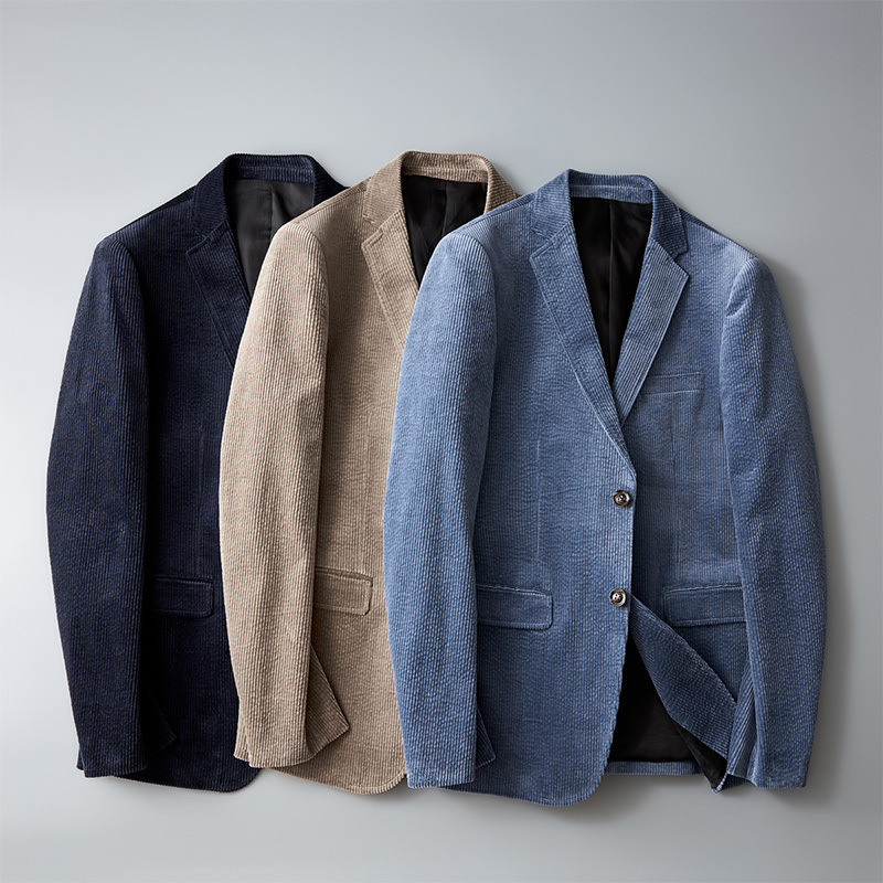 Herreblazer med ribbet struktur, revers, to knapper og lommer