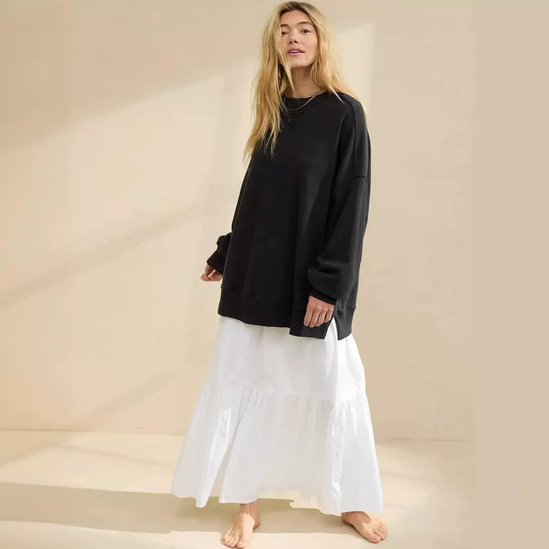 Dame iført ensfarvet sweatshirt med rund hals og lange ærmer